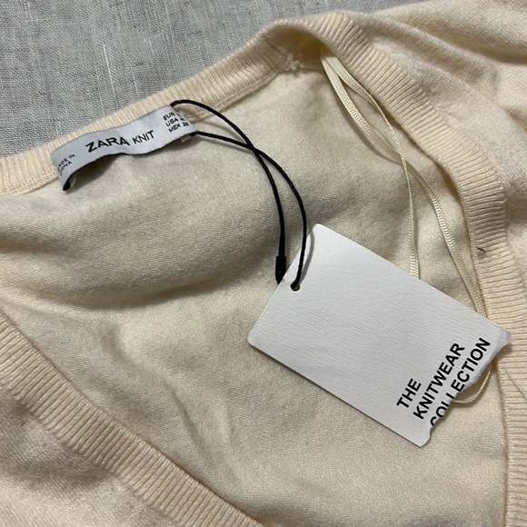 Side Ruffle V-neck Oversized sweater in ivory - Picture 4 of 4